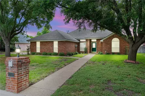 1417 Meadow Mountain Dr, Woodway, TX 76712