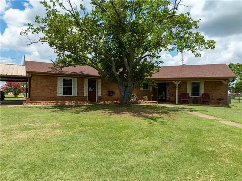 8760 New Windsor Pkwy, Mcgregor, TX 76657