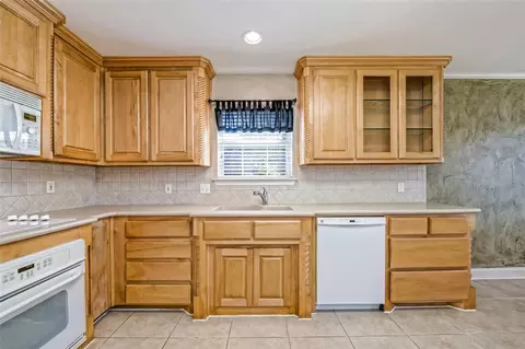 303 Ranchgate Trl, Mcgregor, TX 76657 photo 6