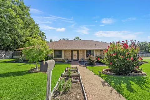 901 Ivy Ann Dr, Woodway, TX 76712