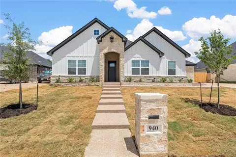 940 Gallant Fox Rd, Hewitt, TX 76643
