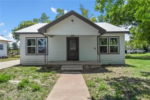 709 Gassaway Ave, Lott, TX 76656