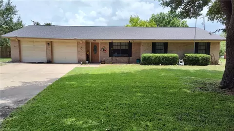 106 Frost Creek Ave, Groesbeck, TX 76642