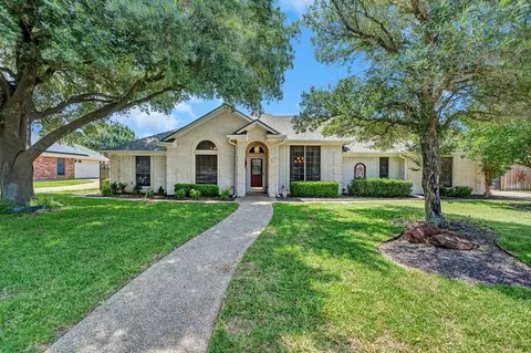 912 Oakmont Dr, Hewitt, TX 76643