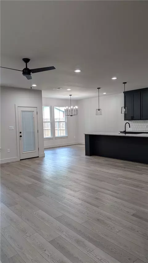 113 Austin St, Mcgregor, TX 76657 photo 5