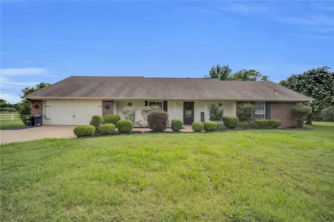 1052 S Lowrance Rd, Red Oak, TX 75154