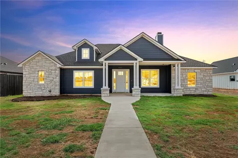 902 N Davis St, West, TX 76691