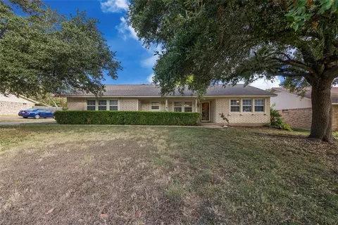 328 Cedarwood Ln, Hewitt, TX 76643