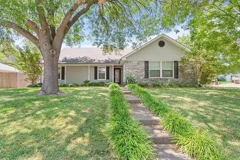 240 Fieldcrest Dr, Hewitt, TX 76643