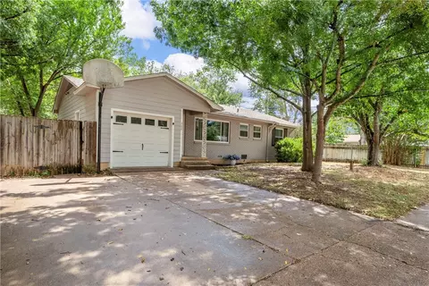 302 Pierce St, Mcgregor, TX 76657 photo 3