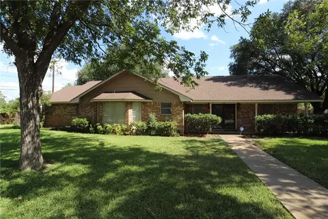 608 W 5th St, Mcgregor, TX 76657