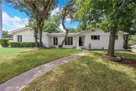700 Arlington Dr, Woodway, TX 76712