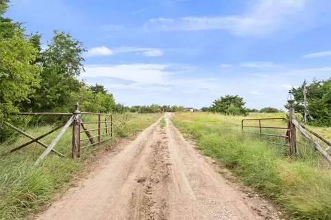 1060 Farmiller Rd, Lorena, TX 76655