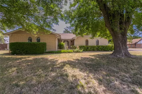 621 Pinewood Ln, Hewitt, TX 76643