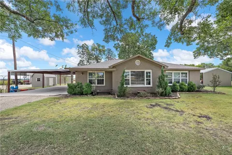 568 Cottonwood Rd, West, TX 76691