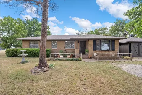 219 Tree Top Dr, West, TX 76691
