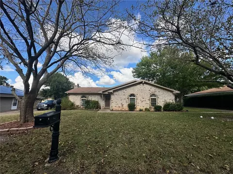 304 Travis Ln, Hewitt, TX 76643