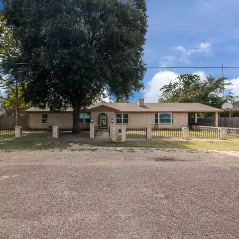 710 W 4th St, Mcgregor, TX 76657