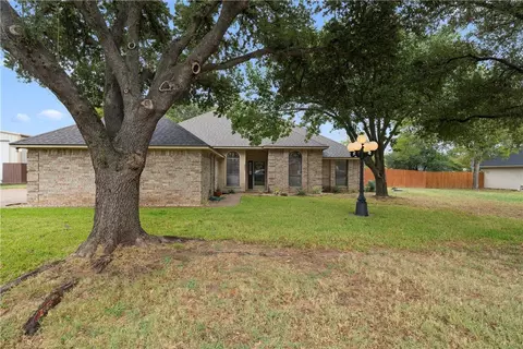 221 Lost Oaks Dr, Waco, TX 76705
