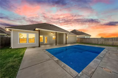 220 Swan Lake Dr, Waco, TX 76708 photo 2
