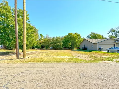 1319 N 11th St, Waco, TX 76707