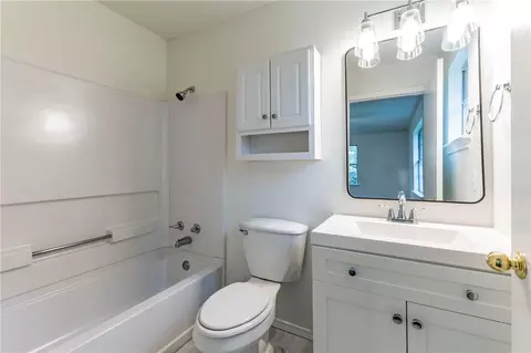 Bath - 812 E Pecan Ave, Waco, TX 76704 photo 2 of 2