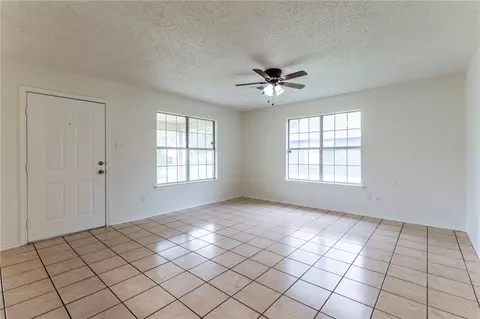 Living - 812 E Pecan Ave, Waco, TX 76704 photo 2 of 5