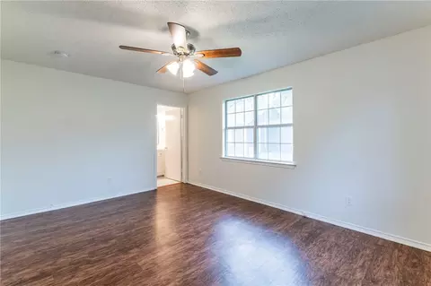 Living - 812 E Pecan Ave, Waco, TX 76704 photo 5 of 5