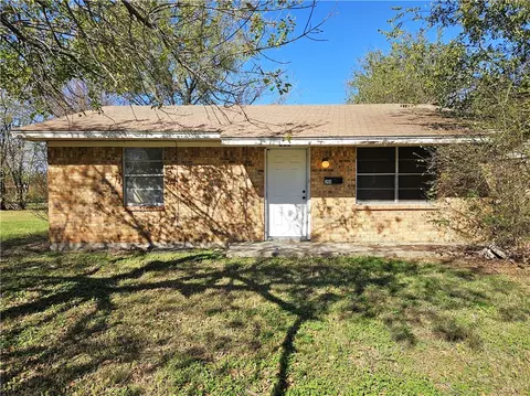 209 S Rusk St, Groesbeck, TX 76642