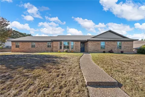 10013 Sandalwood Dr, Woodway, TX 76712