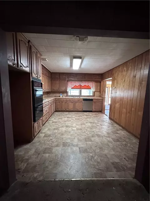 504 E Pine St, West, TX 76691 photo 3