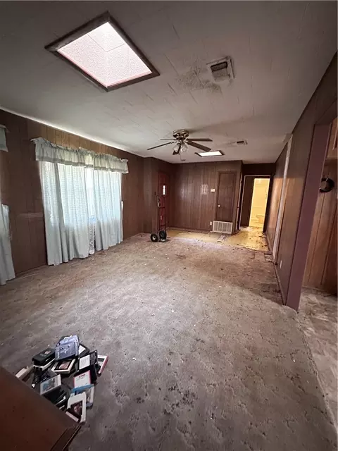 504 E Pine St, West, TX 76691 photo 4