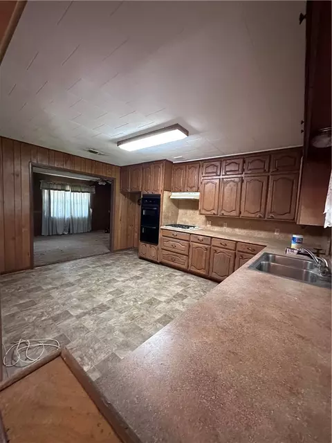 504 E Pine St, West, TX 76691 photo 2