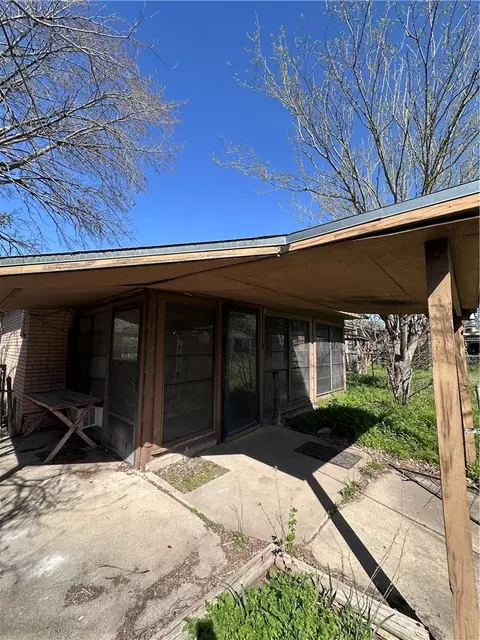 504 E Pine St, West, TX 76691 photo 12