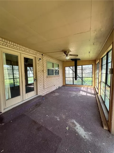504 E Pine St, West, TX 76691 photo 11