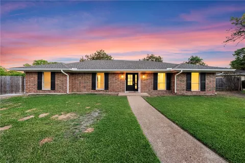 5700 Lakemont Dr, Waco, TX 76710