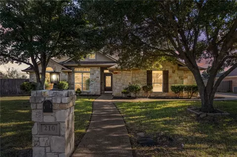 210 Desert Sky Dr, Mcgregor, TX 76657
