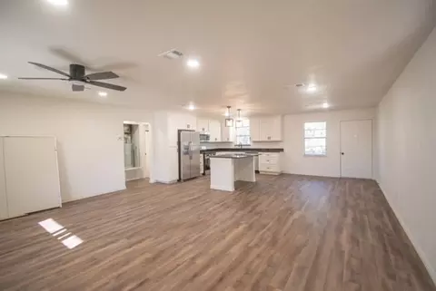 512 Arthur St, Mcgregor, TX 76657 photo 3