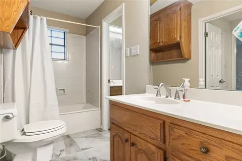 Bath - 26 Buttercup Cir, Waco, TX 76708 photo 2 of 7