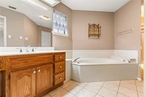 Bath - 26 Buttercup Cir, Waco, TX 76708 photo 6 of 7