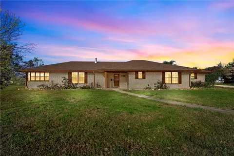 358 Windsong Ln, West, TX 76691