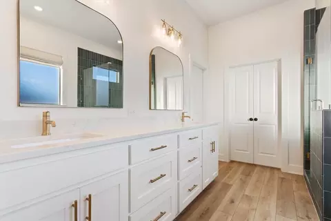 Bath - 2208 Cushman St, Lorena, TX 76655 photo 2 of 7