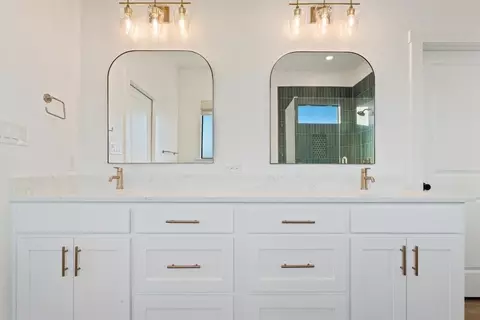 Bath - 2208 Cushman St, Lorena, TX 76655 photo 1 of 7