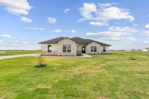 108 Cougar Ln, Lott, TX 76656