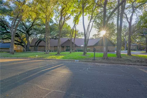 302 Leafy Hollow Ln, Mcgregor, TX 76657