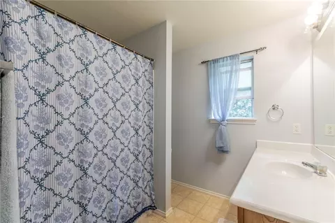 Bath - 4213 Larry Don Ln, Waco, TX 76708 photo 2 of 3