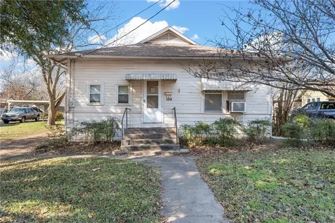 104 S Davis St, West, TX 76691