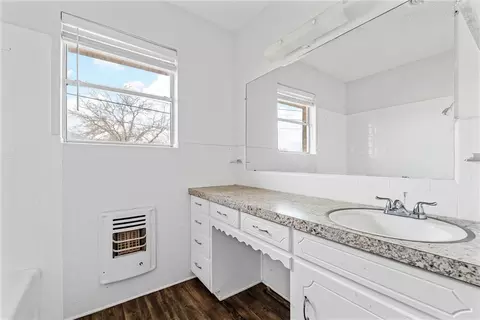 Bath - 205 E Stegall Rd, Waco, TX 76706 photo 2 of 3