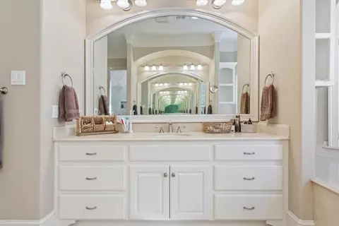 Bath - 2011 Pebble Brook Cir, Mcgregor, TX 76657 photo 3 of 12