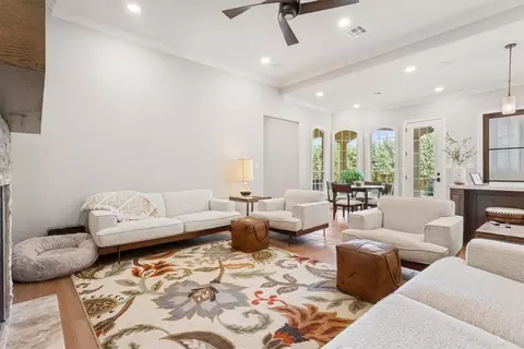 Living - 2011 Pebble Brook Cir, Mcgregor, TX 76657 photo 3 of 3